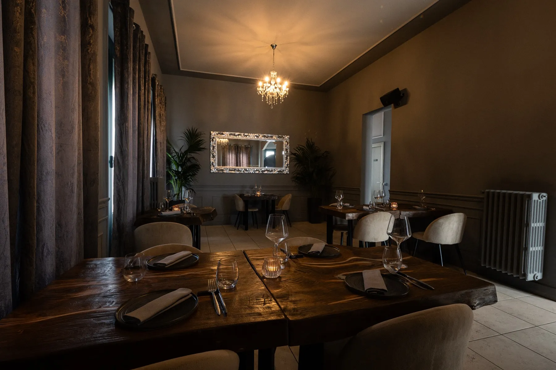 La sala intima al piano superiore di El Parrillero